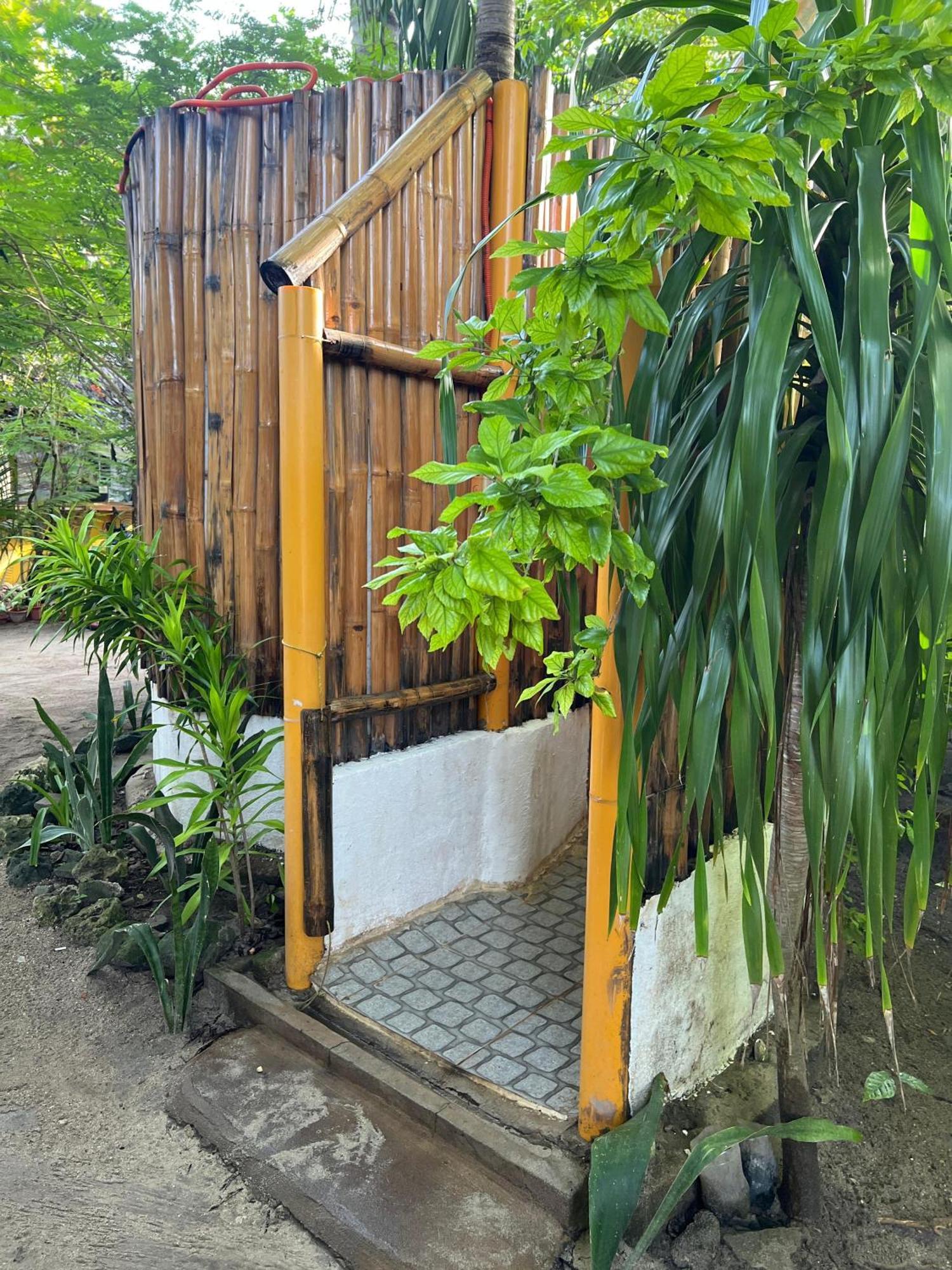 Georgia'S Neverland Hostel Malapascua Exterior foto